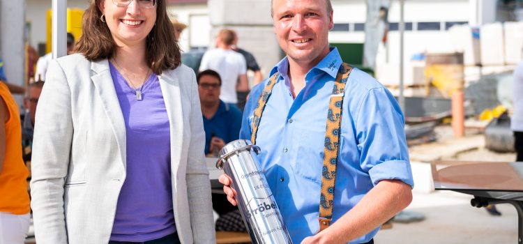 Bürgermeisterin Jacqueline Förderer und Timo Ströbel mit der Zeitkapsel